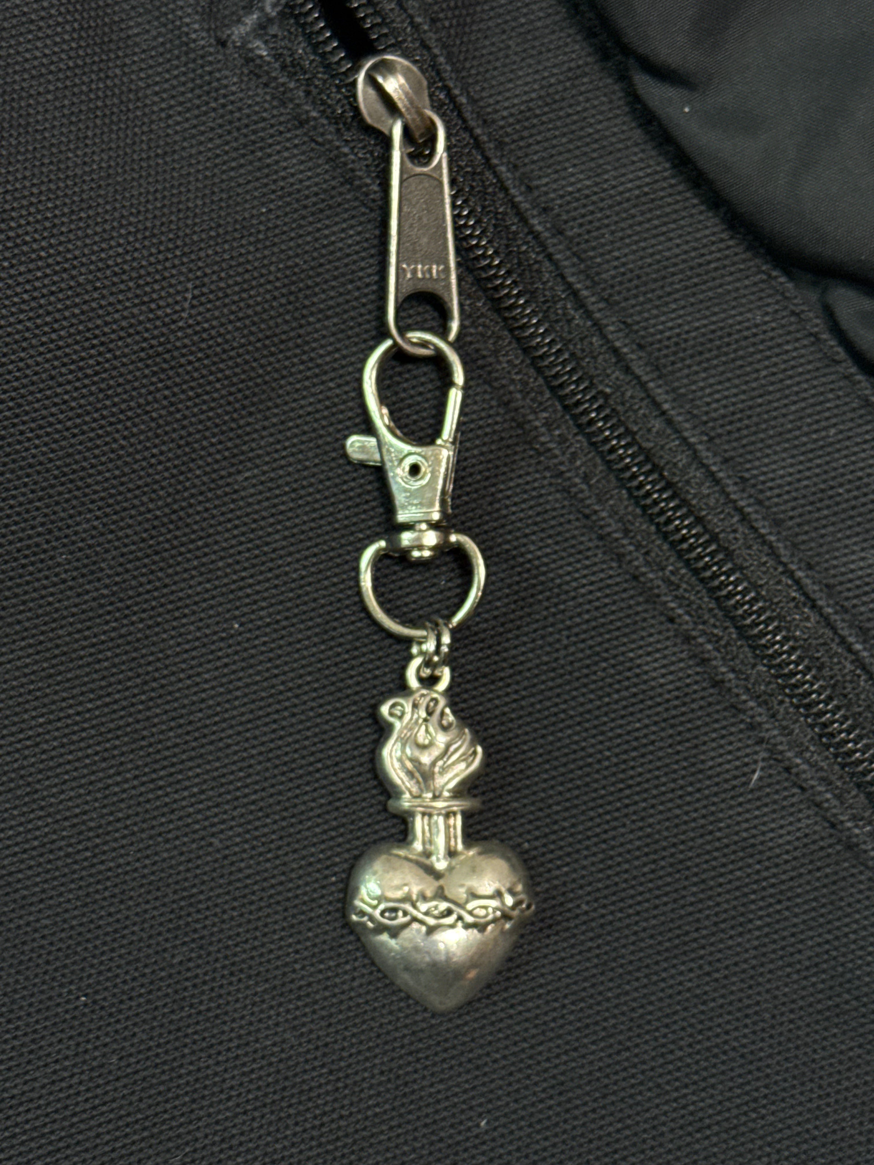 Thorn heart zipper pull