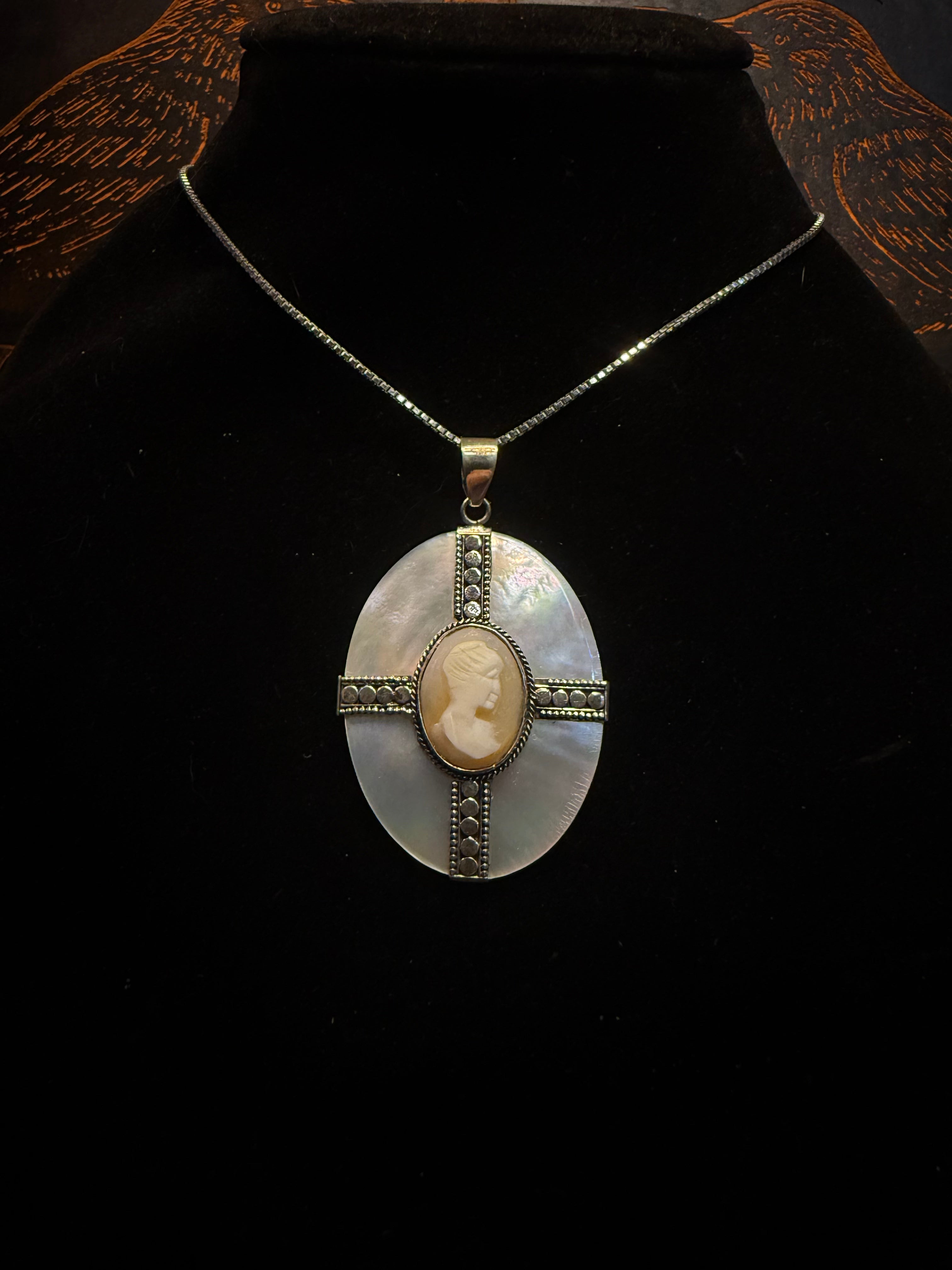 Mother of pearl pendant w/necklace